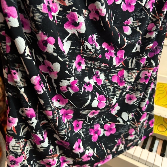 Ann Taylor Black and Pink Floral Top L - Picture 9 of 12